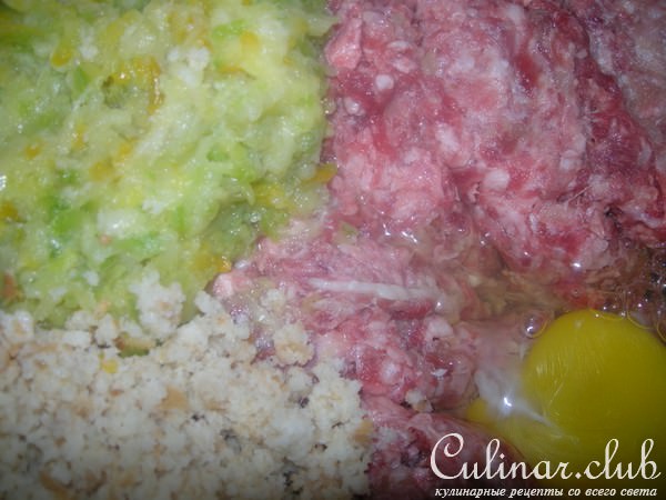 Мясо-кабачковые маффины с начинкой