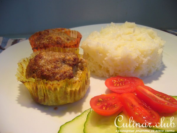 Мясные маффины с начинкой из камамбера