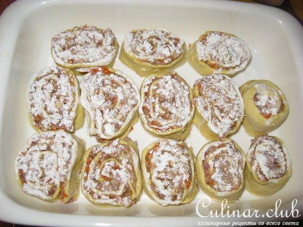 Мясные розочки на кефирно-содовом тесте с интересным соусом