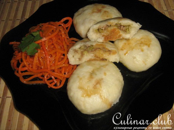 Паровые булочки с мясом и капустой.