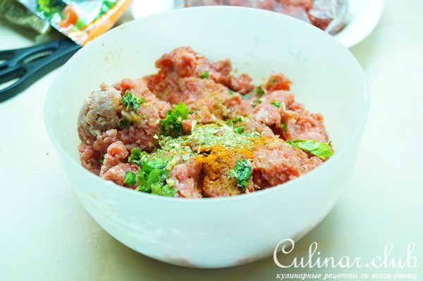Чевапчичи (мясные колбаски) и Джувэч (запеченное овощное рагу с рисом). Балканская кухня.