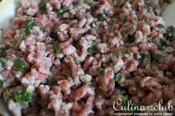 Расплющенный торт из риса с мясной начинкой