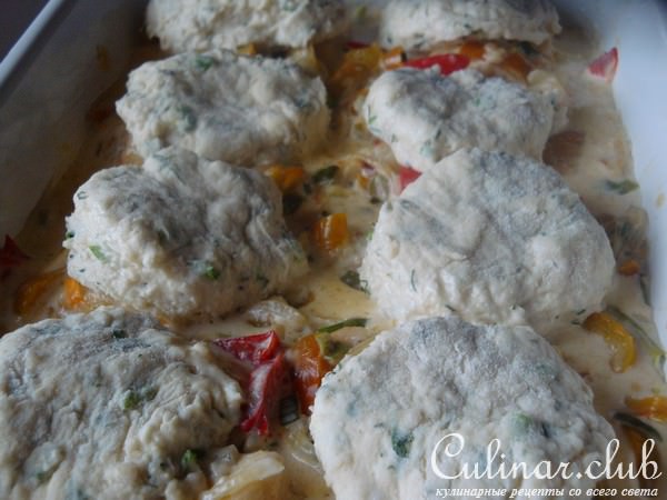 Паприкаш с куриными фрикадельками и булочками