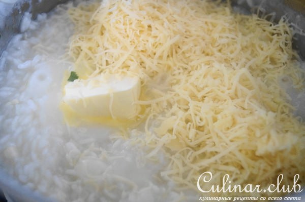 Расплющенный торт из риса с мясной начинкой