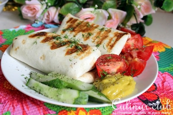Сочные говяжьи котлеты и овощи в тортилье