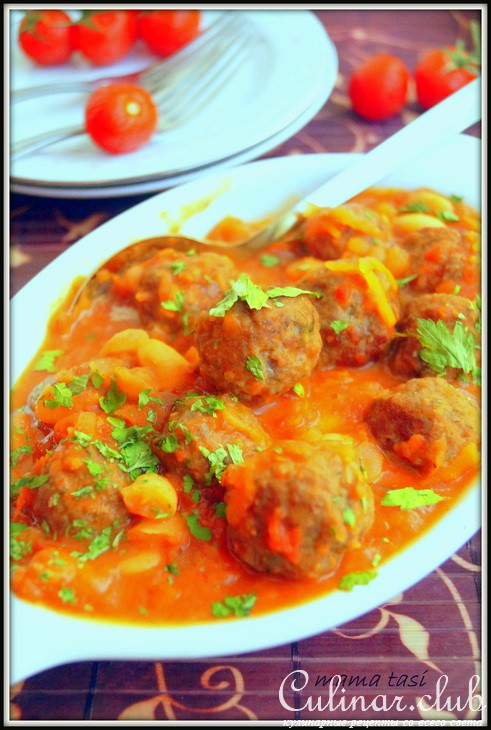 Мясные шарики, тушёные с фасолью. Обед выходного дня.