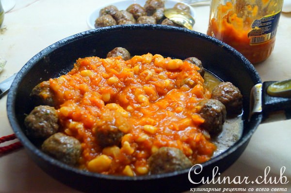 Мясные шарики, тушёные с фасолью. Обед выходного дня.
