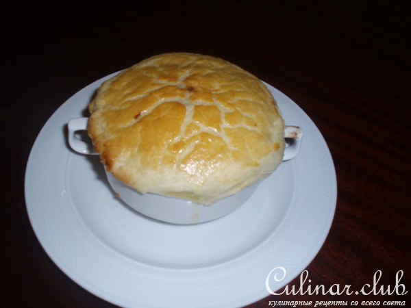 Куриное мясо с луком пореем под крышкой из теста