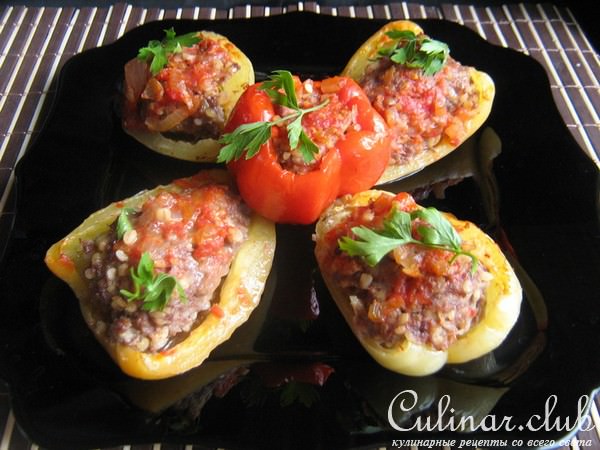 Половинки перцев, фаршированных булгуром и мясом.