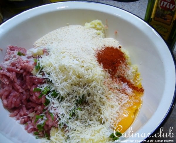 Мясной рулет с колбасками и картофелем