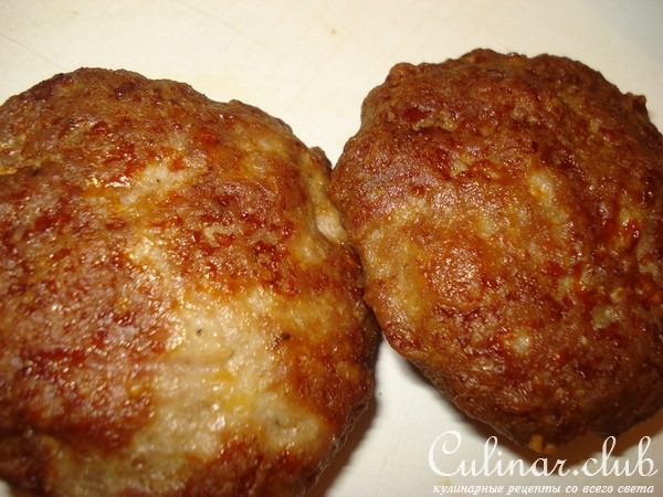котлеты с копчёным сыром и соусом из сладкого перца