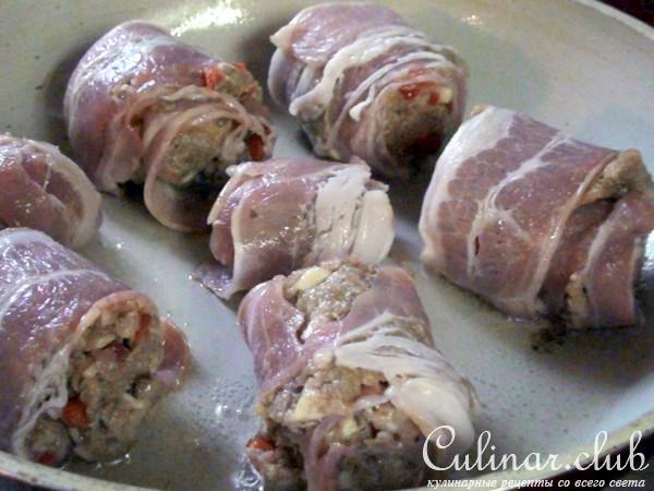 Шашлычки из котлеток в беконе с брокколи на гарнир. Мясные рулетики с сыром и перцем.