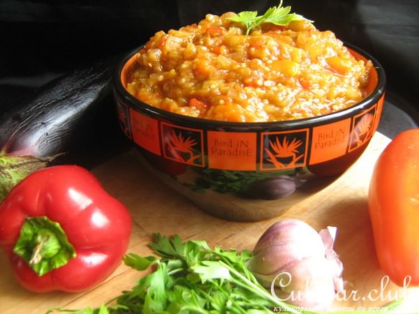 Половинки перцев, фаршированных булгуром и мясом.