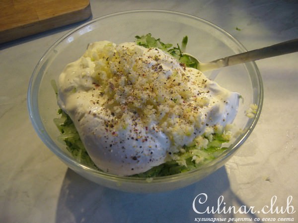 Мясной хлебец по-гречески с соусом тцацики