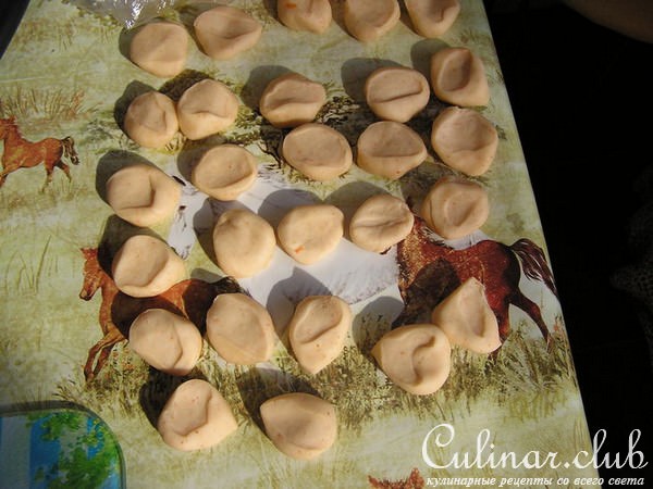 Пельмени c фаршем из курицы, ветчины и говядины