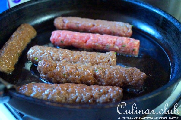 Чевапчичи (мясные колбаски) и Джувэч (запеченное овощное рагу с рисом). Балканская кухня.