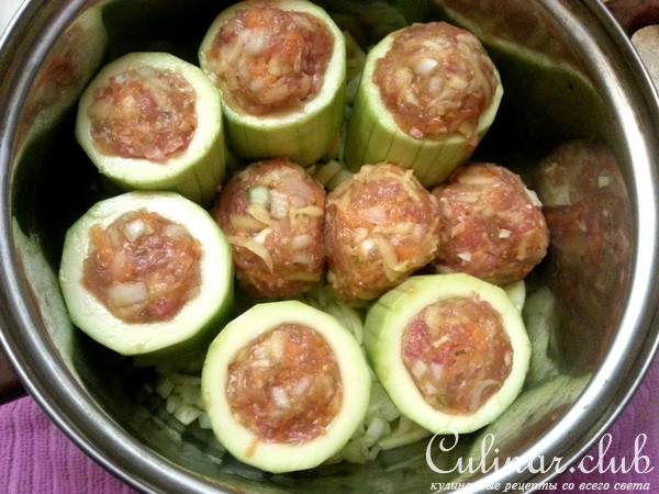 Кабачки фаршированные мясом и овощами "Сообразим на троих"