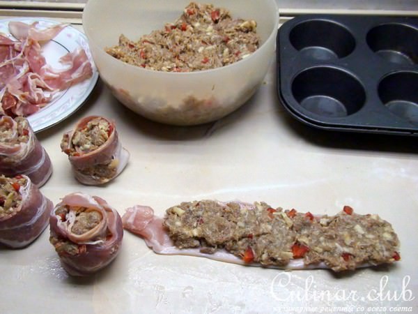 Шашлычки из котлеток в беконе с брокколи на гарнир. Мясные рулетики с сыром и перцем.