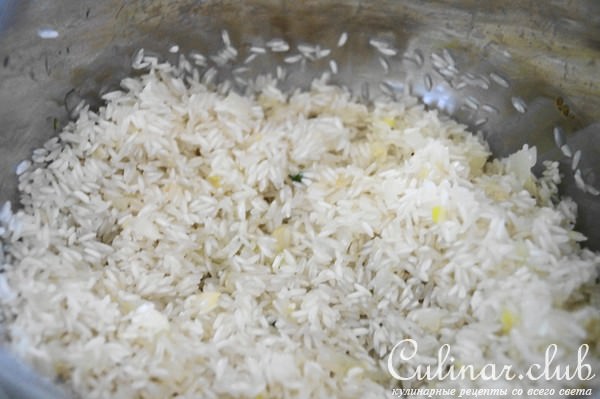Расплющенный торт из риса с мясной начинкой