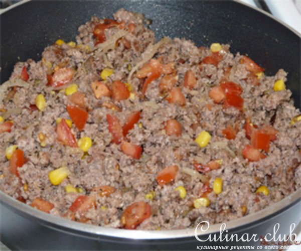 Запеченный картофель с мясным фаршем.