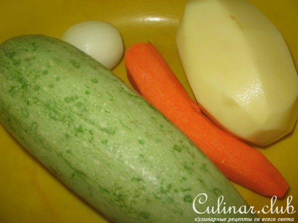 Котлеты из мясного фарша и овощной смеси.