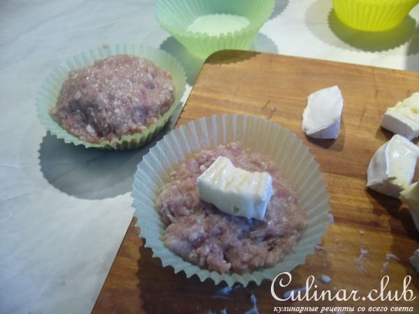 Мясные маффины с начинкой из камамбера