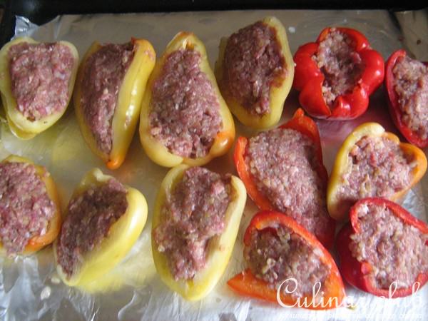 Половинки перцев, фаршированных булгуром и мясом.