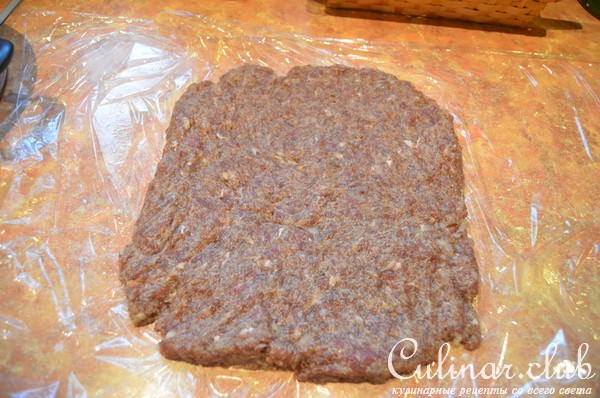 Рулет из говяжьего фарша с яблочно-луковой начинкой на пару