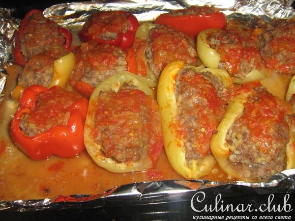 Половинки перцев, фаршированных булгуром и мясом.