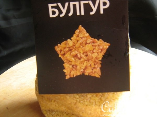 Половинки перцев, фаршированных булгуром и мясом.