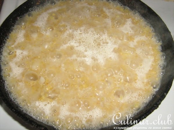 Половинки перцев, фаршированных булгуром и мясом.