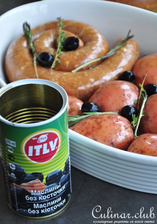 Запеченная сальсичча с розовым картофелем, розмарином и чесноком