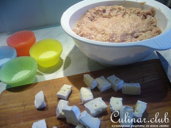 Мясные маффины с начинкой из камамбера
