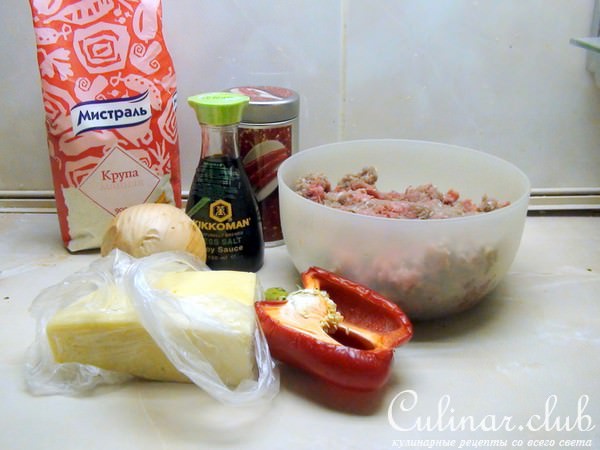 Шашлычки из котлеток в беконе с брокколи на гарнир. Мясные рулетики с сыром и перцем.
