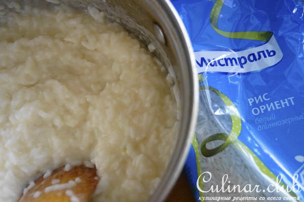 Расплющенный торт из риса с мясной начинкой