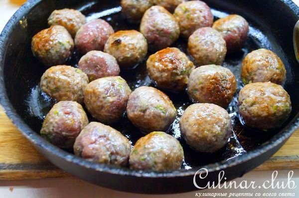 Мясные шарики, тушёные с фасолью. Обед выходного дня.