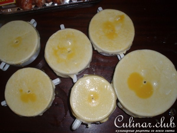 Куриное мясо с луком пореем под крышкой из теста