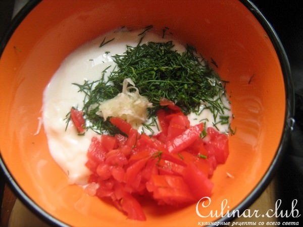 Половинки перцев, фаршированных булгуром и мясом.