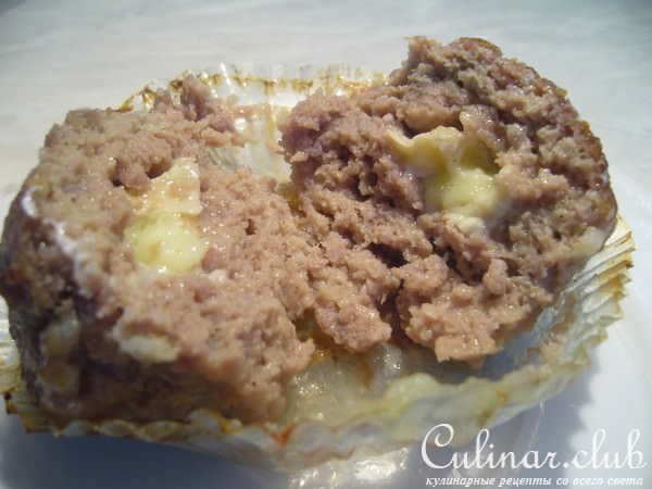 Мясные маффины с начинкой из камамбера
