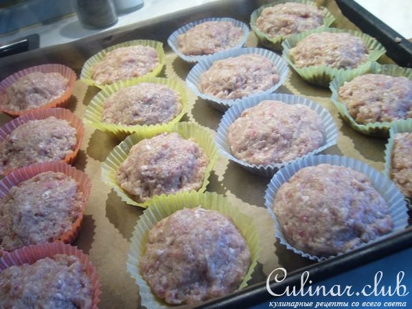 Мясные маффины с начинкой из камамбера