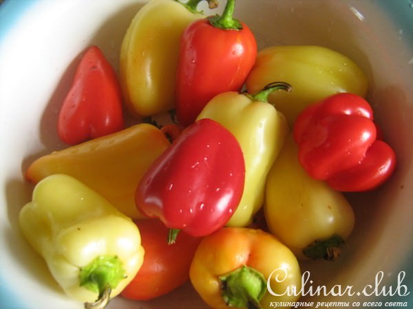 Половинки перцев, фаршированных булгуром и мясом.