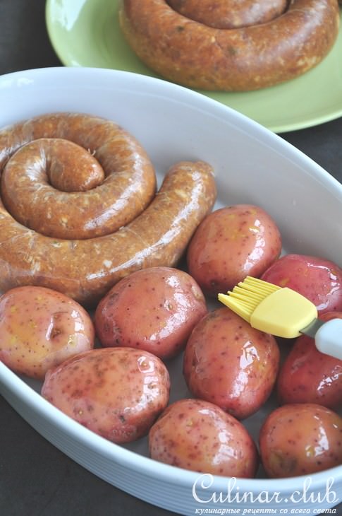 Запеченная сальсичча с розовым картофелем, розмарином и чесноком