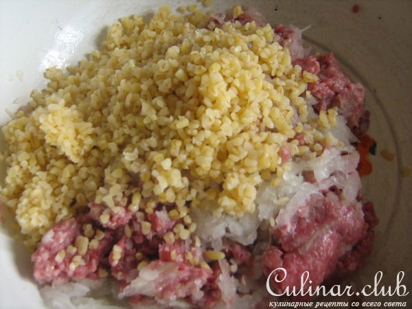 Половинки перцев, фаршированных булгуром и мясом.