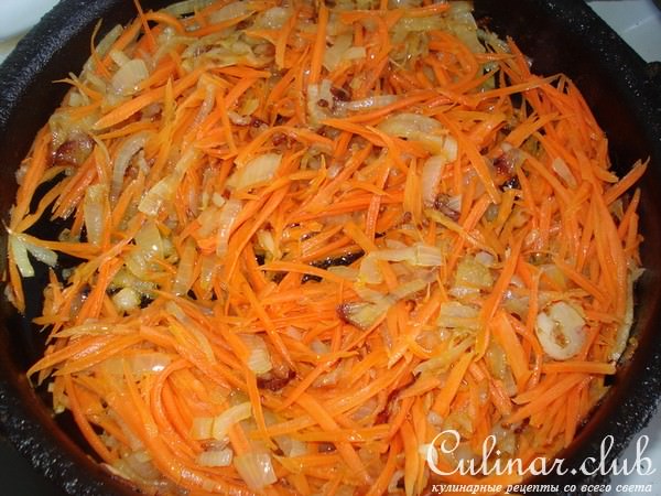 Голубцы в куриных шкурках на овощной подушке