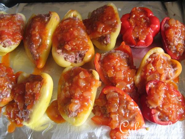 Половинки перцев, фаршированных булгуром и мясом.
