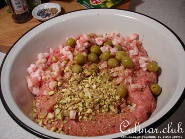 Домашняя мортаделла с оливками.