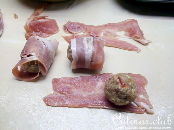 Шашлычки из котлеток в беконе с брокколи на гарнир. Мясные рулетики с сыром и перцем.