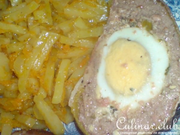 Рулет из фарша со сметанно-пореево-яичной начинкой,завернутый в порей и бекон