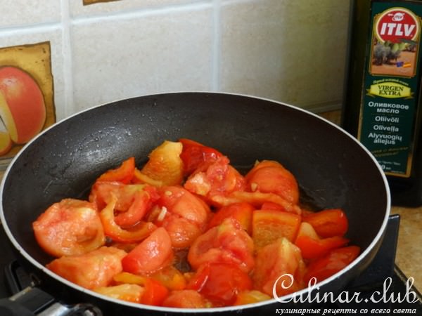 Паста с морским коктейлем, оливками и овощами