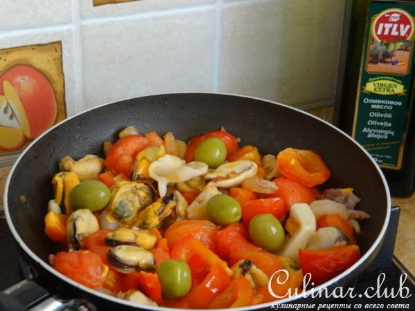 Паста с морским коктейлем, оливками и овощами
